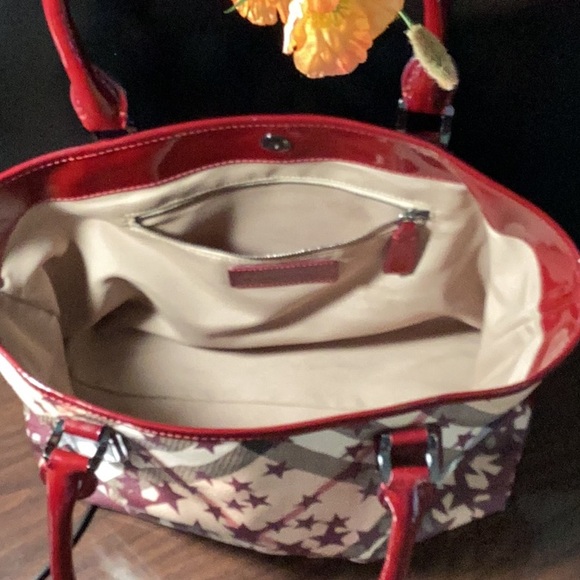 BURBERRY Burgundy/Beige Nova Stars Printed PVC and Patent Leather Nickie Tote - Picture 4 of 13